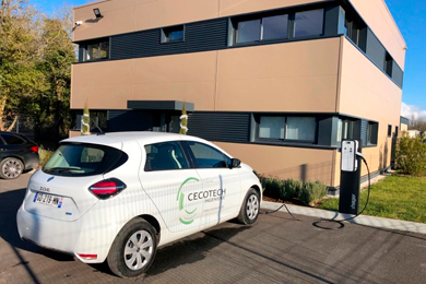 Voiture de fonction cecotech ingenierie en charge sur une borne électrique